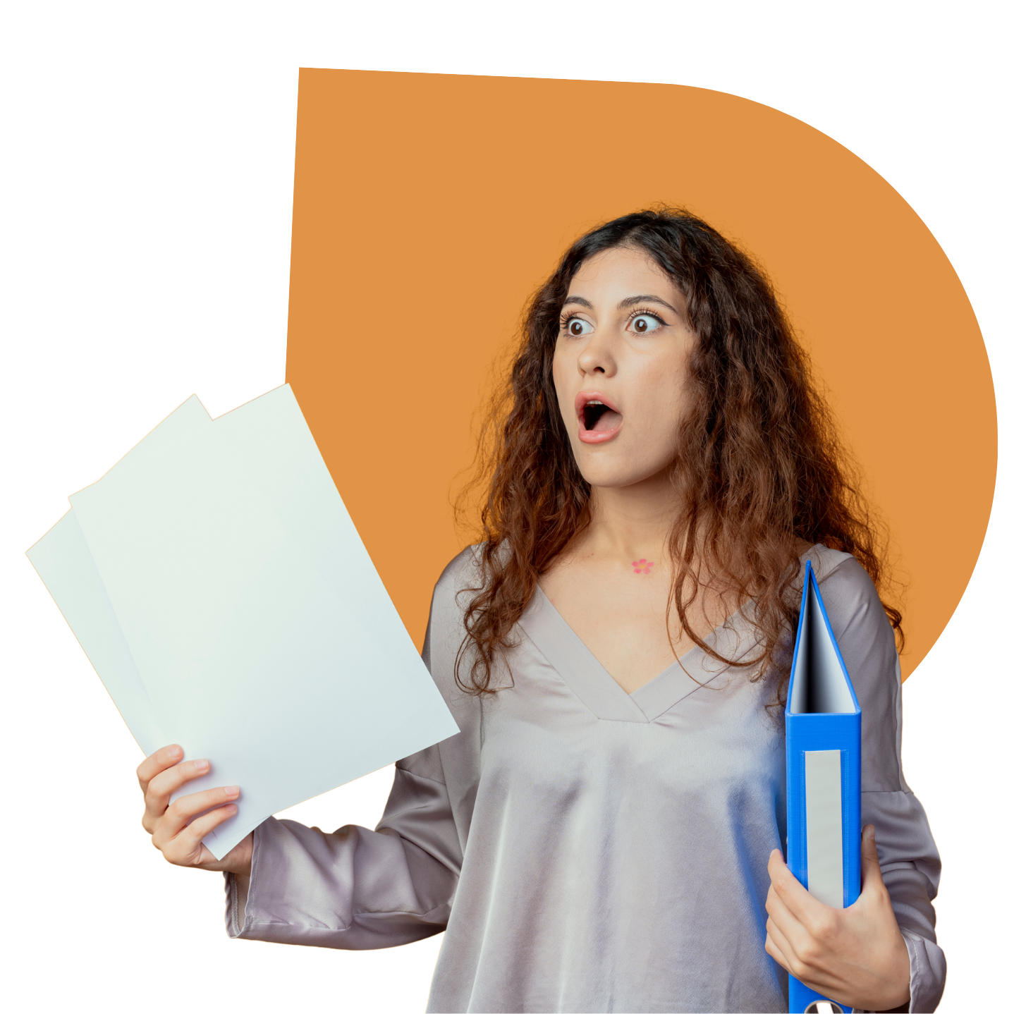 Personne tenant des papiers administratifs pour effectuer les démarches liées aux aides et primes de rénovation.