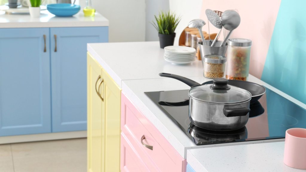 Cuisine moderne décorée avec des couleurs pastel douces, créant une atmosphère chaleureuse et accueillante.