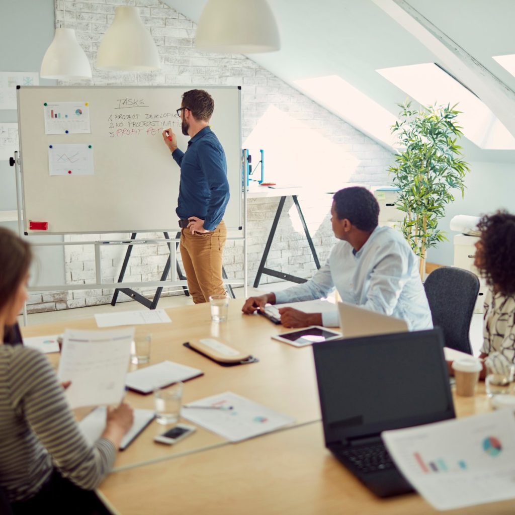 Espace de bureau moderne représentant les services professionnels proposés par Casa Habitat aux entreprises.