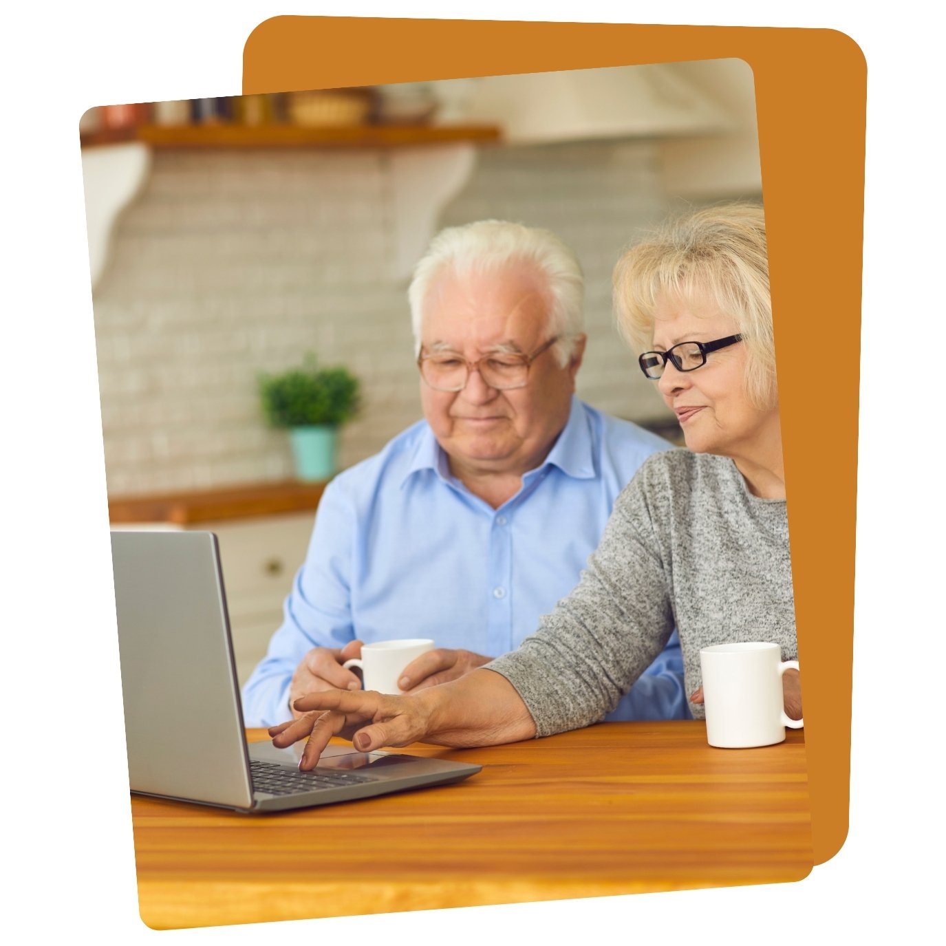 photo représentant des personnes assises devant un ordinateur, symbolisant la gestion en ligne des démarches liées aux Certificats d’Économies d’Énergie (CEE).