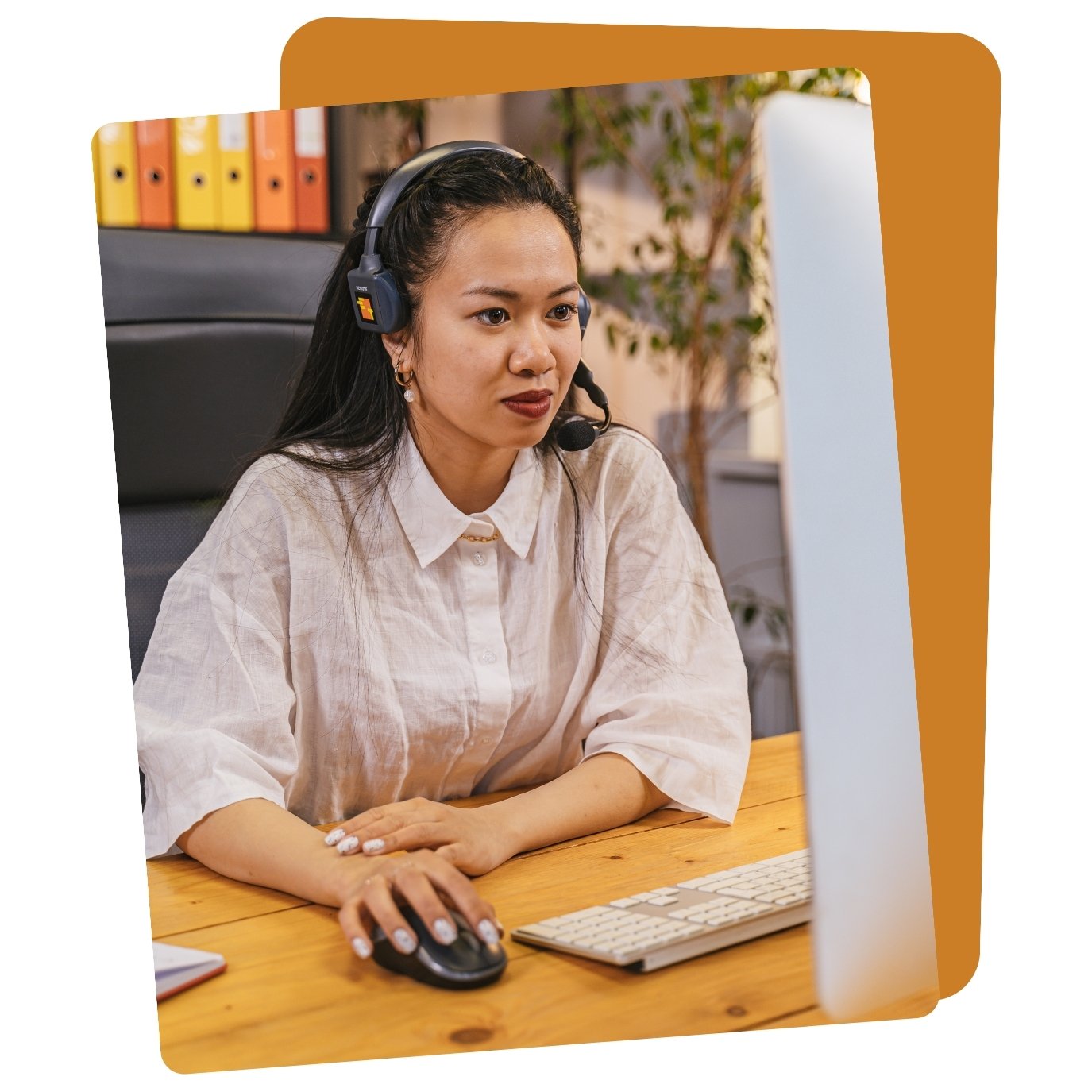 Conseillère souriante expliquant les avantages de la TVA à taux réduit pour les travaux de rénovation.