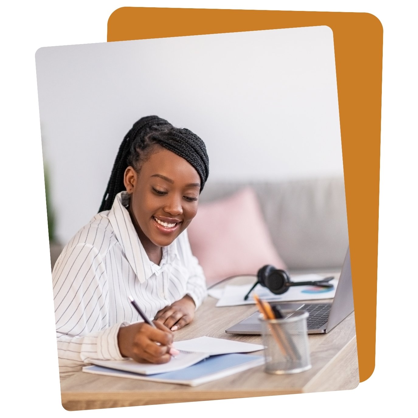 Personne souriante tenant des documents relatifs à l’éco-prêt à taux zéro pour financer des travaux de rénovation énergétique.