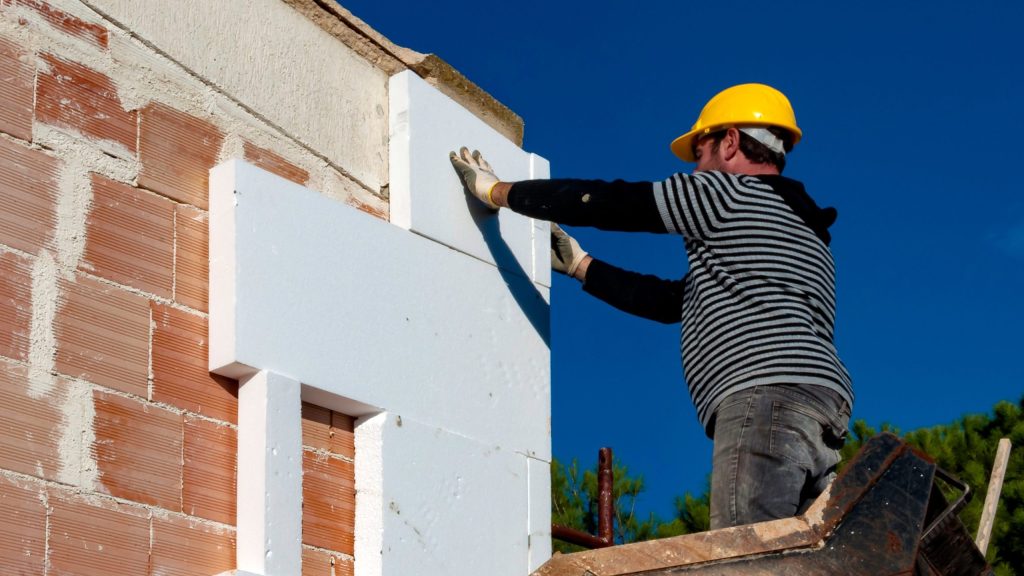 Maison équipée d’une isolation extérieure, protégeant contre la chaleur de la canicule.